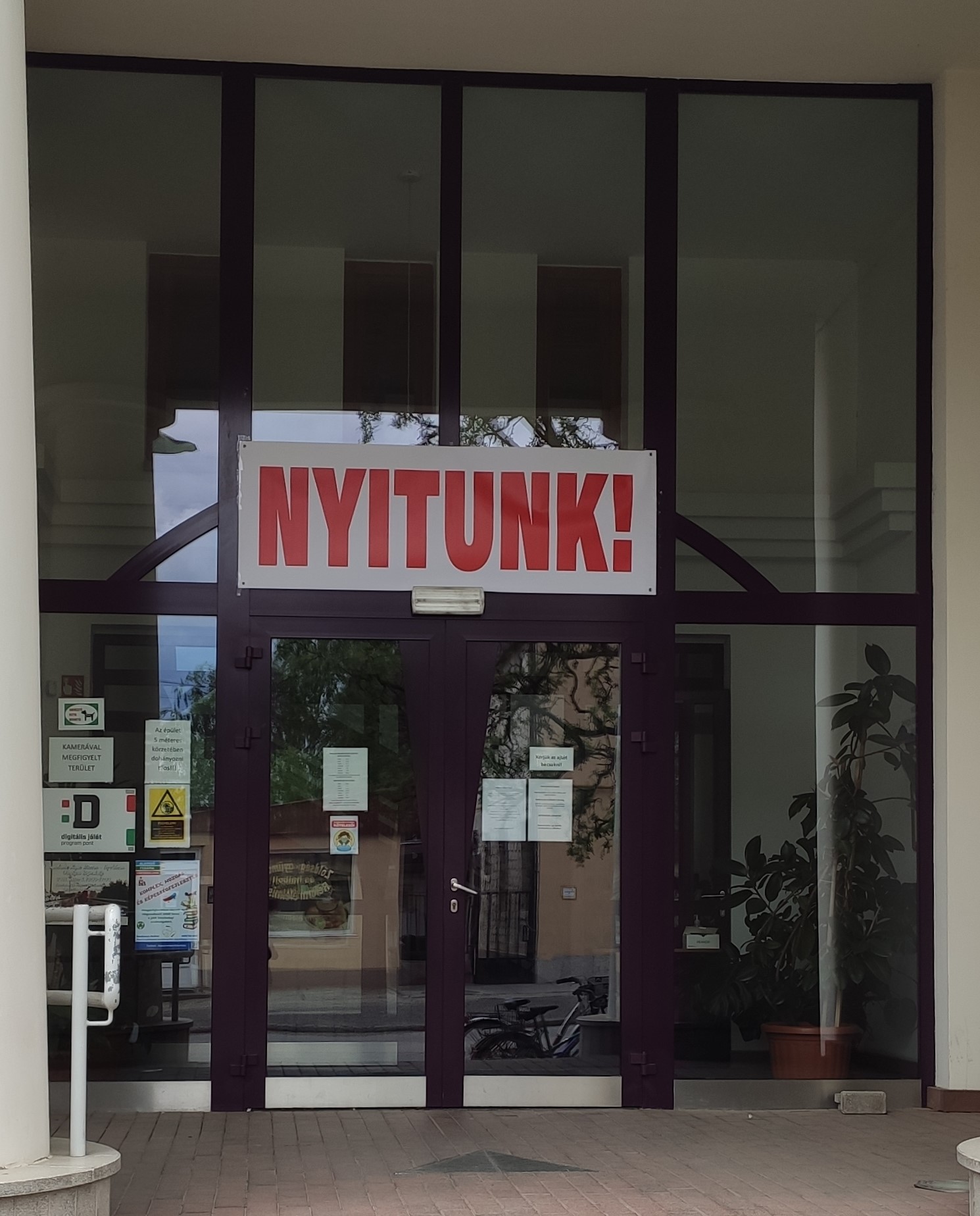 Nyitunk!